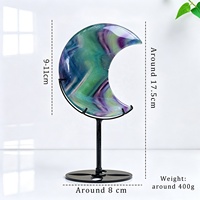 Ornement en cristal de fluorite arc-en-ciel naturelle sculpté en forme de lune, pierre verte et violette, sur support d'exposition pour bureau ou étagère