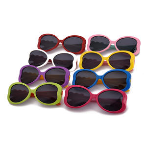 Lunettes de soleil unisexes pour enfants en forme de cœur, protection UV400, monture PC, verres TAC, idéales pour les voyages et la mode transfrontalière - Product Image 2