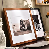 Marco de Fotos Grande y Ancho de Madera con Paspartú Blanco, 2 Colores: Nogal y Negro, Diseño Moderno, Ecológico, Duradero, para Exhibición en Pared de Galería, Hogar u Oficina