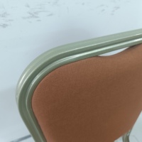 Chaise de banquet de luxe en gros, élégante, en fer, empilable, pour la location, idéale pour la restauration en extérieur et l'hôtellerie