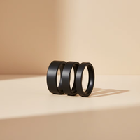 Anneaux en céramique sablée 4mm 6mm 8mm finition mate noir matériaux plaqués or noir modernes étanches hypoallergéniques vente en gros en vrac en stock