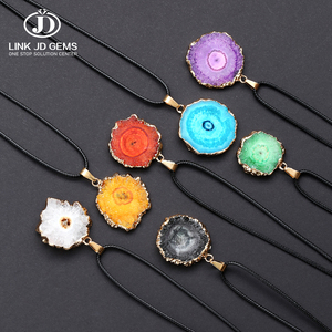 Collier pendentif en tranche d'agate naturelle motif tournesol, bord plaqué or, charme en agate brute avec cordon ciré, vente en gros de bijoux - Product Image 1