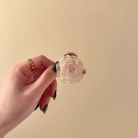 Pince à cheveux en camélia pure et douce, petite taille, nouveau style haut de gamme 2025, pince à cheveux mi-haute pour cheveux fins, pince à cheveux requin