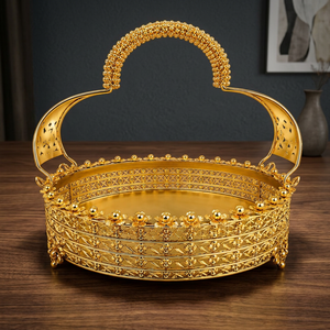 Plateau de service rond doré avec gravure florale et poignée pour la décoration de table de mariage - Product Image 1
