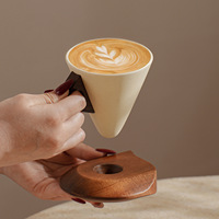 Ensemble de tasses à expresso en grès moucheté pour couple, avec corps en forme d'entonnoir, poignée en noyer à motif triangulaire perforé, sur support en bois emboîtable, duo cadeau