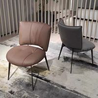 Chaise de salle à manger sans accoudoirs de style italien moderne haut de gamme, rembourrage doux, revêtement en cuir monobloc, mobilier de maison en métal
