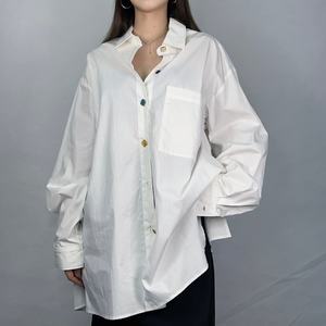 เสื้อเชิ้ตผู้หญิงแขนยาวสีขาวผ้าฝ้าย OEM แฟชั่นใหม่ ดีไซน์เนอร์ เสื้อทรงหลวม กระดุมหลากสี เสื้อเชิ้ตและเสื้อเบลาส์ - Product Image 1