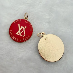 Pendentifs de bijoux fantaisie en métal style femme, vente en gros, or et argent, avec logo personnalisé et breloques de créateur de mode serties de diamants - Product Image 4