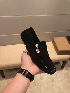 Mocassins en cuir suédé noir pour homme avec ornement métallique, chaussures habillées décontractées de luxe à enfiler - Product Image 6