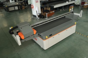 Imprimante numérique grand format 250CM par 130 têtes G5 UV2513 à plat pour films souples règles en plastique cylindre bouteille bois - Product Image 4