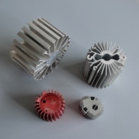 Radiateur en aluminium anodisé de précision extrudé pour équipement d'éclairage industriel, dissipateur de chaleur en aluminium