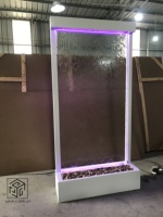 Fontaine Cascade Sur Pied Personnalisée pour Décoration de Mariage avec Écrans en Verre et Éclairage LED