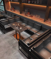 Ensemble de meubles de bar industriels modernes : fauteuil lounge en cuir de luxe et table sur piétement en marbre pour boîte de nuit