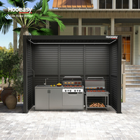 Pergola bioclimatique Hooeasy pour cuisine extérieure autonome avec murs latéraux réglables, volets, stores enrouleurs et toit à lames