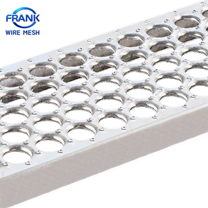Grille antidérapante robuste et perforée en acier soudé, résistante à la corrosion, à profil crocodile, pour raffineries de pétrole et centrales électriques - Product Image 2