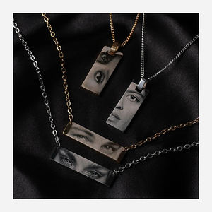 Collier Personnalisé avec Nom Gravé, Photos d'Yeux Géométriques, Longs Pendentifs en Acier Inoxydable <span class=keywords><strong>pour</strong></span> Femmes et Hommes - Product Image 1