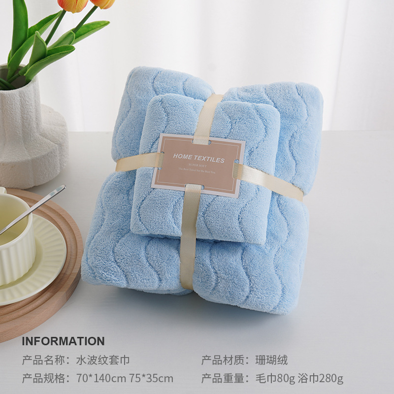Serviettes de bain et serviettes de toilette bleu clair, finement emballées