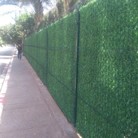 Mur végétal artificiel vertical avec feuillage au toucher naturel, en fil métallique et PVC, pour l'intérieur et l'extérieur, idéal pour les jardins, piscines et patios.