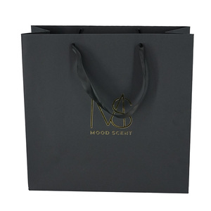 ถุงกระดาษช้อปปิ้งสีดำพิมพ์ลายตามสั่งสำหรับขายส่งพร้อมโลโก้สีทอง - Product Image 4