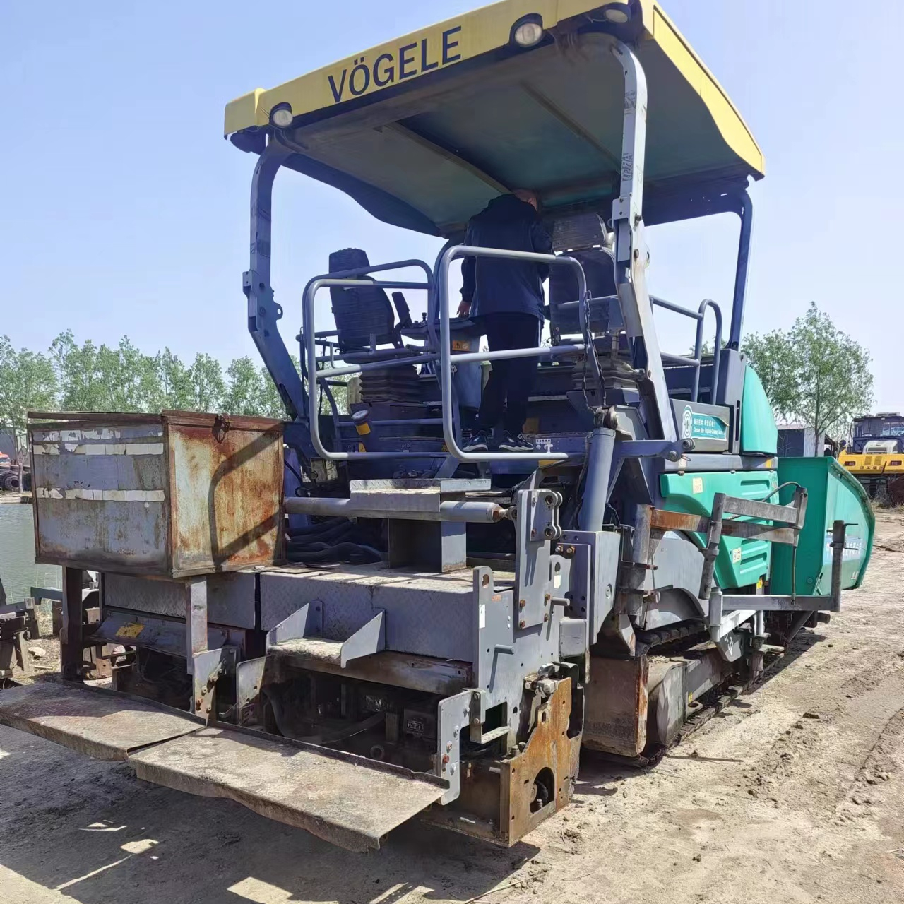 Асфальтоукладчик XCMG rp602l