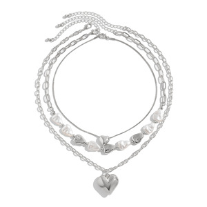 Collana con Ciondolo a Cuore in Metallo Dorato e Argentato alla Moda, Design Stratificato Irregolare Simile a Perle per Donne - Product Image 5