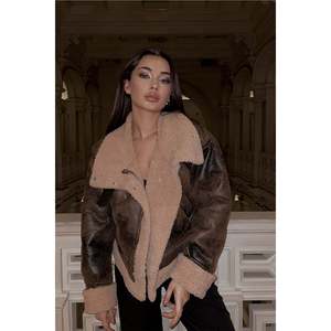 Chaqueta de Mujer con Detalle de Cinturón Marrón - Product Image 5