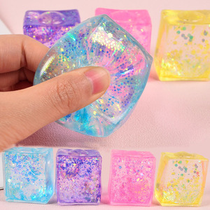 Jouet anti-stress souple en TPR en forme de cube de glace, avec paillettes Aurora et sequins, 5,5*4*3,5 cm, pour la décompression et le fidget - Product Image 1