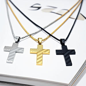 献身的な男性のための：頑丈なステンレススチール製の十字架ペンダントと重厚なキューバンチェーン |   日常使いに適した、信仰の堅牢な証言 - Product Image 4