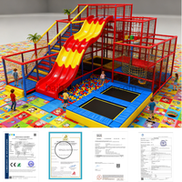 Parc d'attractions intérieur amusant avec toboggans lumineux, défis de puzzle, trampolines circulaires et équitation pour enfants