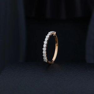 Bague Courbe en Diamants Véritables, Bijou Fin de Créateur Élégant, Scintillant, Tendance, Cadeau de Mariage - Product Image 2