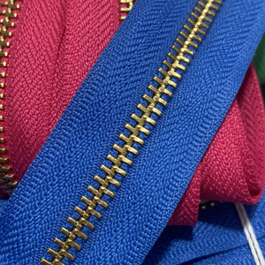 Cao Cấp Ykk Ban Đầu Dài Chuỗi Dây Kéo Với 3 #5 #8 # Vàng Brass Răng Thân Thiện Với <span class=keywords><strong>M</strong></span>ôi Đầy <span class=keywords><strong>M</strong></span>àu Sắc Băng Cho Túi Hàng May <span class=keywords><strong>M</strong></span>ặc Với <span class=keywords><strong>Puller</strong></span> - Product Image 5