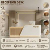 Bureau d'accueil moderne blanc avec éclairage LED, comptoir de réception minimaliste en bois à lattes verticales pour bureau, salon ou clinique