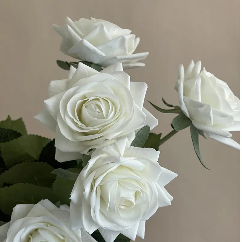 กุหลาบสีขาวดอกไม้ประดิษฐ์ผ้าไหมพวงหรีดพืชให้ความชุ่มชื้นกลางแจ้งงานแต่งงานตกแต่งขายส่งดอกไม้ประดิษฐ์