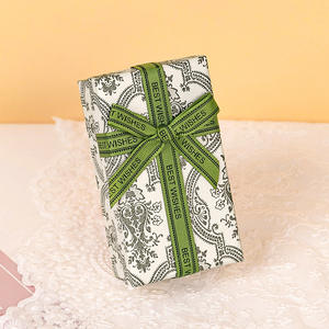 Petit coffret cadeau en forme de livre en papier d'art pour rouge à lèvres, parfum et bijoux - Exquis et de haute qualité - Product Image 1