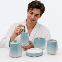 Ensemble d'accessoires de salle de bain en céramique verte 5 pièces, comprenant un vase de table et un vase de sol, et des distributeurs de savon uniques en résine avec finition mate transparente