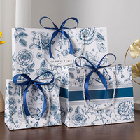 Elegantes Blumendruck-Geschenktüten-Set, Blau-Rot-Gold Blumendesign mit Bandgriff Weiße Geschenktüten Großhandel