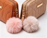Dompet Wanita Pendek Kecil PU Resleting Portabel 2024 Baru Berlian Quilted Bordir Pelat Besi Gantungan Bulu Bola Koin Poliester