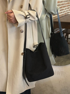 Sac fourre-tout portable grande capacité en velours imprimé léopard, personnalisé en usine, pour femme, nouvelle mode 2026, à porter à l'épaule - Product Image 3