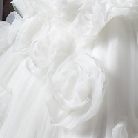 Robe de bal simple et personnalisable en tulle blanc, confectionnée à la main, avec col carré et motifs floraux ornés de strass, design original Strength Factory