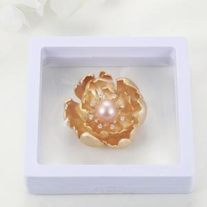 Broche de mode haut de gamme de couleur cuivre avec zircon incrusté de diamants et véritable perle Zhuji Danshui Décoration de veste - Product Image 4