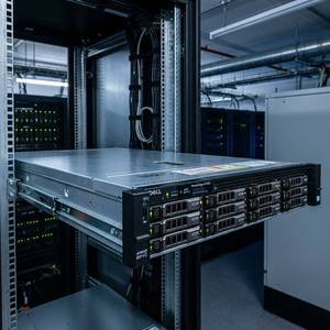 Serveur informatique Dell PowerEdge R770 2U à 2 sockets, serveur en rack réseau 2U - Product Image 1