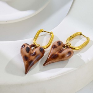 Boucles d'oreilles créoles pendantes en acier inoxydable plaqué or 18 carats, motif léopard multicolore vintage, design émaillé élégant pour fêtes et tenues décontractées - Product Image 4