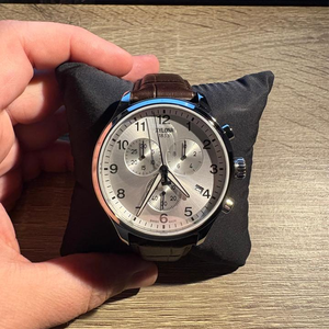 Một chiếc đồng hồ nam chronograph cổ điển với mặt số Ba mắt lớn và ba tay - Product Image 4