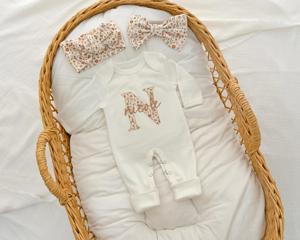 Kaiyue eleganti vestiti per bambini di marca con Logo personalizzato a manica lunga ricamato autunno inverno in cotone bianco con dormienti eleganti tutine per bambini - Product Image 2