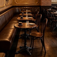 Meubles de bar vintage, table et chaises de bar en bois massif sculpté, ameublement de pub rétro couleur personnalisée