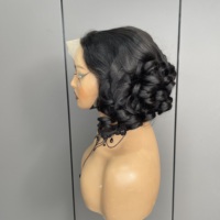 Perruques frontales en dentelle suisse HD 13*4 4*4 en cheveux humains brésiliens bruts, bouclés style Pixie, pour femmes noires, vente en gros, perruques en cheveux humains bouclés et volumineux