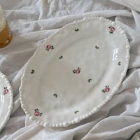 Service de table en céramique à motif floral rose vintage français, les bords sont décorés de perles au design créatif pour mariage, hôtel, maison
