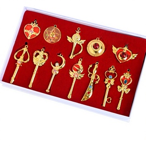 Nouvel ensemble de colliers <span class=keywords><strong>Sailor</strong></span> <span class=keywords><strong>Moon</strong></span> : Collier avec pendentif <span class=keywords><strong>baguette</strong></span> de transformation, breloque <span class=keywords><strong>baguette</strong></span>, et pendentif <span class=keywords><strong>Sailor</strong></span> Anime. Emballage en boîte colorée. - Product Image 1