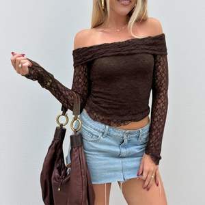 Haut court tendance pour femme en dentelle à épaules dénudées, manches longues, en tricot fin respirant de polyester et élasthanne, idéal pour un usage décontracté - Product Image 3