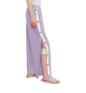 กางเกงวอร์มสปริงสปอร์ตพิมพ์โลโก้ตามสั่ง เนื้อผ้าสแปนเด็กซ์น้ำหนักเบา สวมใส่สบาย มีกระดุมแป๊กด้านข้างทั้งสองข้าง กางเกงแทรคแบบ unisex รับผลิตแบบ OEM ODM - Product Image 4